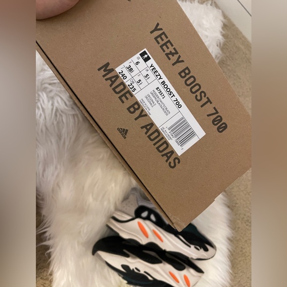 Adidas YEEZY Boost 700 Wave Runner - Picture 2 of 9